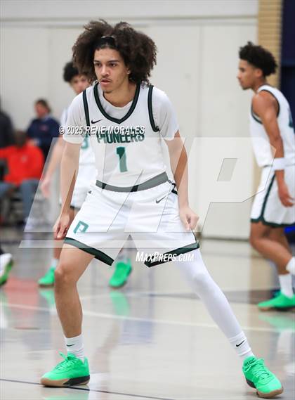 Thumbnail 2 in Bishop Alemany vs Providence (Crown City Round Ball Classic) photogallery.