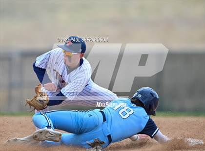 Thumbnail 3 in Legend vs. Valor Christian - CHSAA 5A Region 3 Game photogallery.
