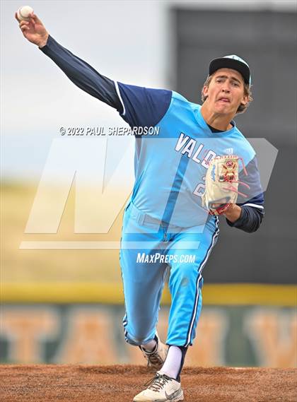 Thumbnail 2 in Legend vs. Valor Christian - CHSAA 5A Region 3 Game photogallery.