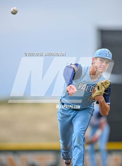 Thumbnail 3 in Legend vs. Valor Christian - CHSAA 5A Region 3 Game photogallery.