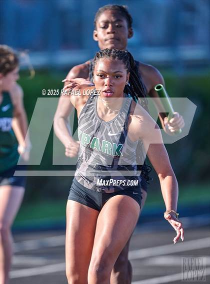 Thumbnail 3 in Dog Pound Invitational (4x200M) photogallery.