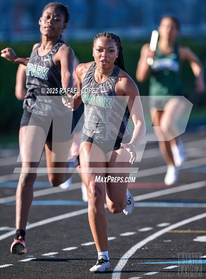 Thumbnail 1 in Dog Pound Invitational (4x200M) photogallery.