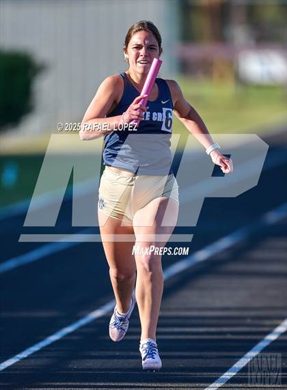 Thumbnail 2 in Dog Pound Invitational (4x200M) photogallery.