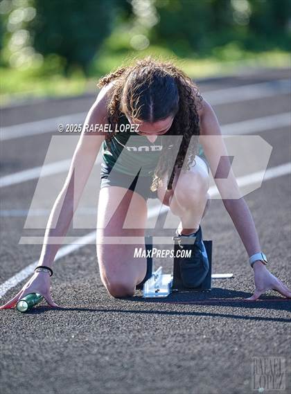 Thumbnail 2 in Dog Pound Invitational (4x200M) photogallery.