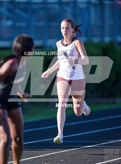 Thumbnail 2 in Dog Pound Invitational (4x200M) photogallery.