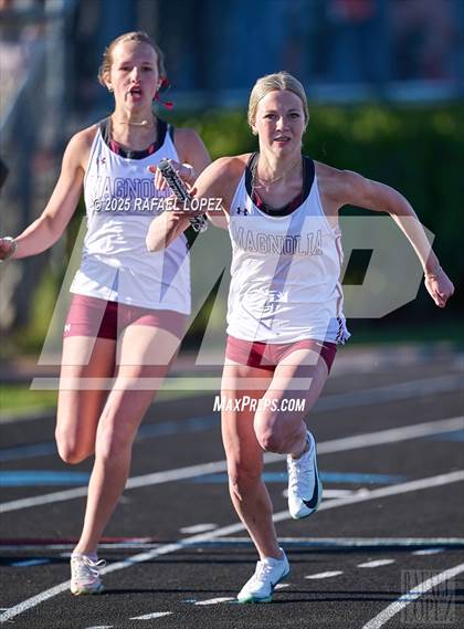 Thumbnail 1 in Dog Pound Invitational (4x200M) photogallery.