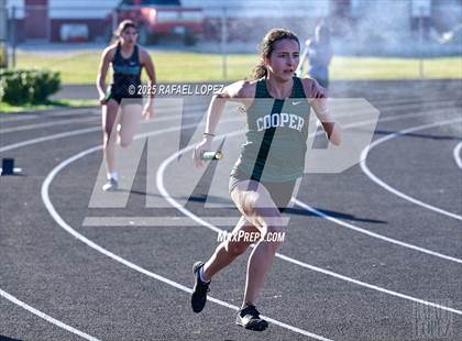 Thumbnail 2 in Dog Pound Invitational (4x200M) photogallery.