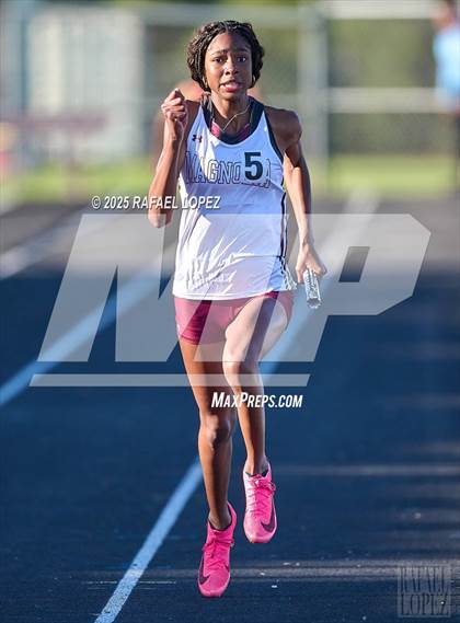 Thumbnail 1 in Dog Pound Invitational (4x200M) photogallery.