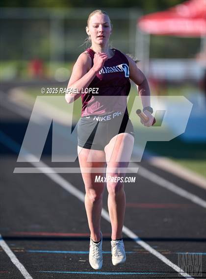 Thumbnail 1 in Dog Pound Invitational (4x200M) photogallery.