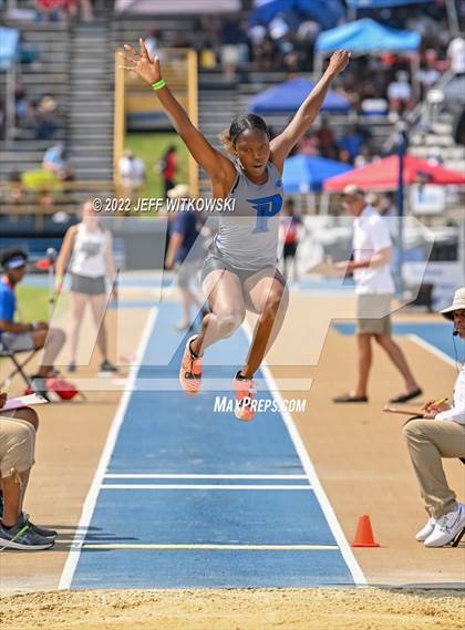 Thumbnail 2 in NCHSAA 1A/4A Track & Field Championship photogallery.