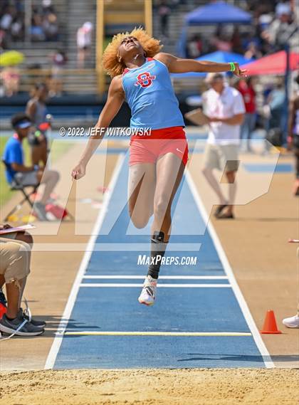 Thumbnail 2 in NCHSAA 1A/4A Track & Field Championship photogallery.