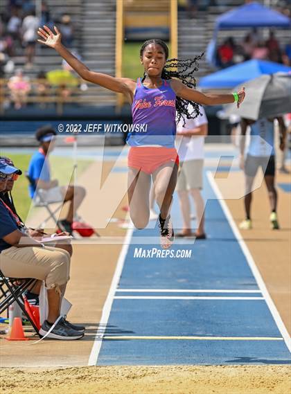 Thumbnail 3 in NCHSAA 1A/4A Track & Field Championship photogallery.