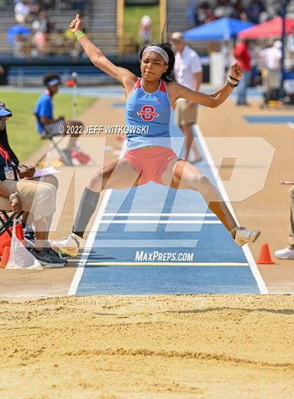 Thumbnail 1 in NCHSAA 1A/4A Track & Field Championship photogallery.