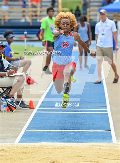 Thumbnail 2 in NCHSAA 1A/4A Track & Field Championship photogallery.