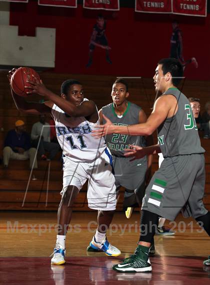 Thumbnail 2 in Green Valley vs Sacred Heart (MaxPreps Holiday Classic) photogallery.