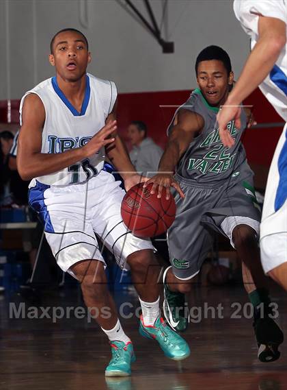 Thumbnail 2 in Green Valley vs Sacred Heart (MaxPreps Holiday Classic) photogallery.