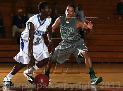 Thumbnail 2 in Green Valley vs Sacred Heart (MaxPreps Holiday Classic) photogallery.