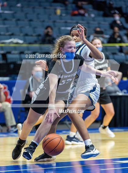 Thumbnail 2 in Newaygo vs. Detroit Country Day (MHSAA D2 Semifinal) photogallery.