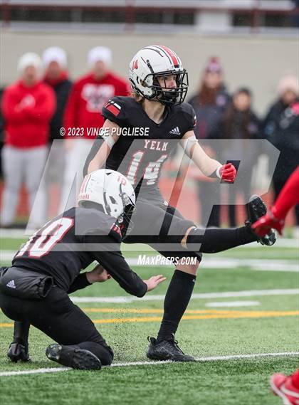 Thumbnail 2 in Marysville-Pilchuck @ Yelm (WIAA 3A Playoffs) photogallery.
