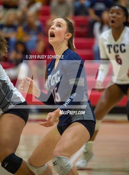 Thumbnail 3 in Mater Dei Catholic vs. Tri-City Christian (CIF SDS D3 Finals) photogallery.