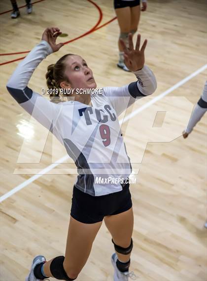 Thumbnail 2 in Mater Dei Catholic vs. Tri-City Christian (CIF SDS D3 Finals) photogallery.
