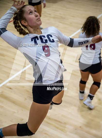 Thumbnail 1 in Mater Dei Catholic vs. Tri-City Christian (CIF SDS D3 Finals) photogallery.
