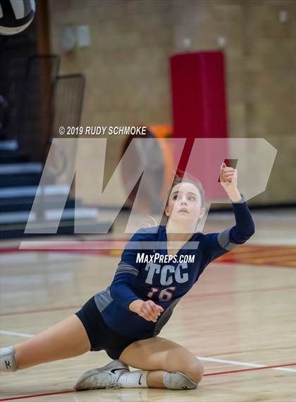 Thumbnail 3 in Mater Dei Catholic vs. Tri-City Christian (CIF SDS D3 Finals) photogallery.