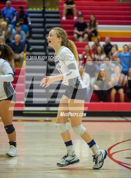 Thumbnail 3 in Mater Dei Catholic vs. Tri-City Christian (CIF SDS D3 Finals) photogallery.