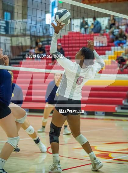 Thumbnail 2 in Mater Dei Catholic vs. Tri-City Christian (CIF SDS D3 Finals) photogallery.