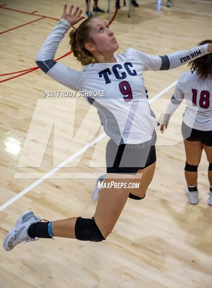 Thumbnail 3 in Mater Dei Catholic vs. Tri-City Christian (CIF SDS D3 Finals) photogallery.