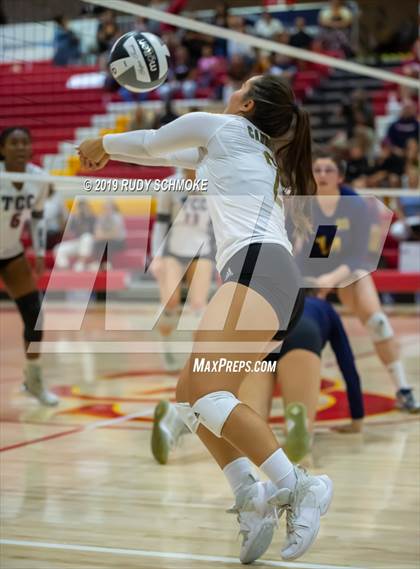 Thumbnail 1 in Mater Dei Catholic vs. Tri-City Christian (CIF SDS D3 Finals) photogallery.
