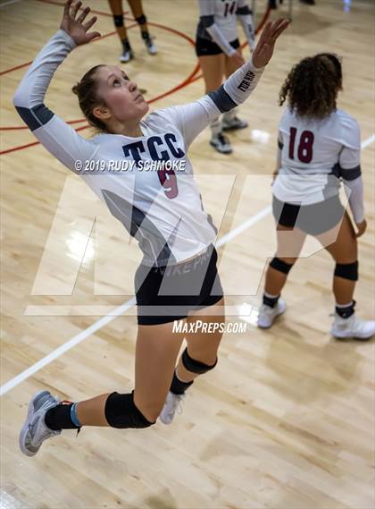 Thumbnail 2 in Mater Dei Catholic vs. Tri-City Christian (CIF SDS D3 Finals) photogallery.