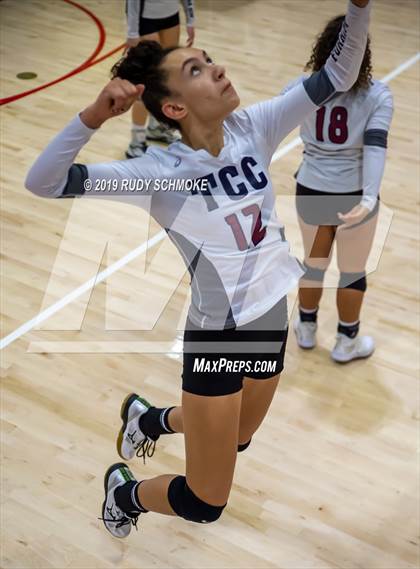 Thumbnail 1 in Mater Dei Catholic vs. Tri-City Christian (CIF SDS D3 Finals) photogallery.
