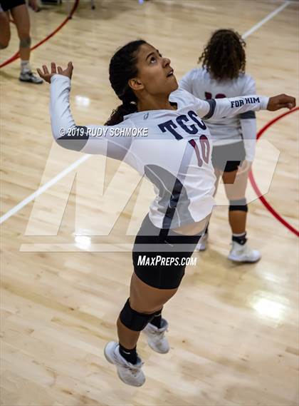 Thumbnail 3 in Mater Dei Catholic vs. Tri-City Christian (CIF SDS D3 Finals) photogallery.
