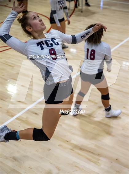 Thumbnail 3 in Mater Dei Catholic vs. Tri-City Christian (CIF SDS D3 Finals) photogallery.