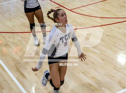 Thumbnail 3 in Mater Dei Catholic vs. Tri-City Christian (CIF SDS D3 Finals) photogallery.