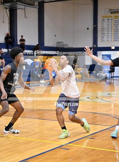 Thumbnail 2 in Lakewood vs Bradenton Christian (The Hoop Vibe) photogallery.