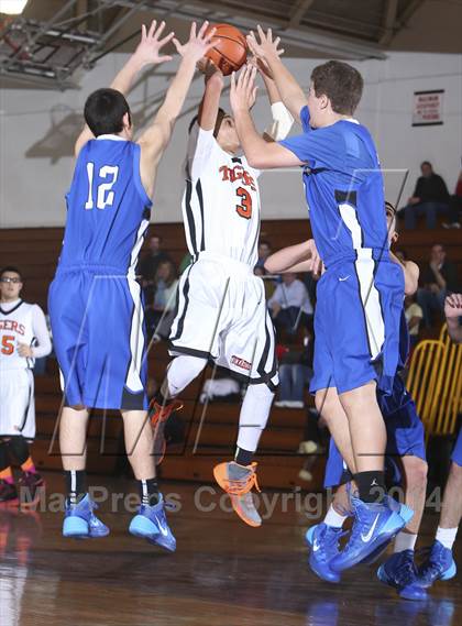 Thumbnail 3 in Edgemont vs. Tuckahoe (Coaches vs Cancer Classic) photogallery.