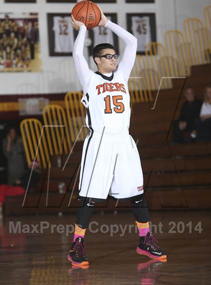 Thumbnail 1 in Edgemont vs. Tuckahoe (Coaches vs Cancer Classic) photogallery.