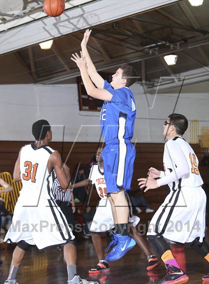 Thumbnail 2 in Edgemont vs. Tuckahoe (Coaches vs Cancer Classic) photogallery.