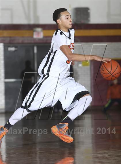 Thumbnail 3 in Edgemont vs. Tuckahoe (Coaches vs Cancer Classic) photogallery.