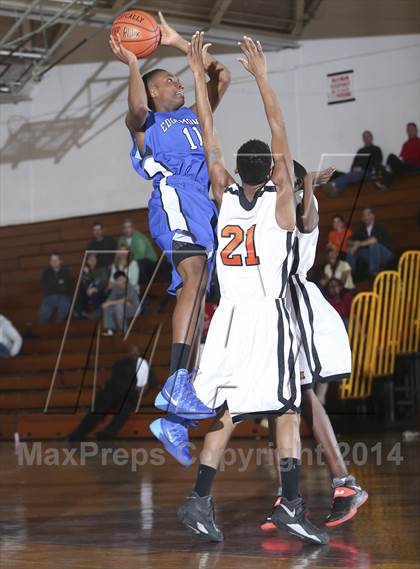 Thumbnail 2 in Edgemont vs. Tuckahoe (Coaches vs Cancer Classic) photogallery.