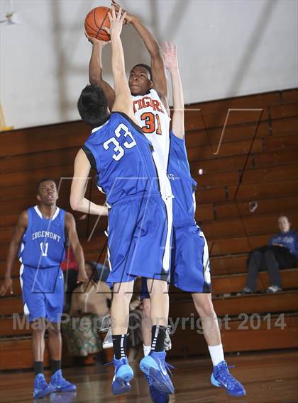 Thumbnail 3 in Edgemont vs. Tuckahoe (Coaches vs Cancer Classic) photogallery.