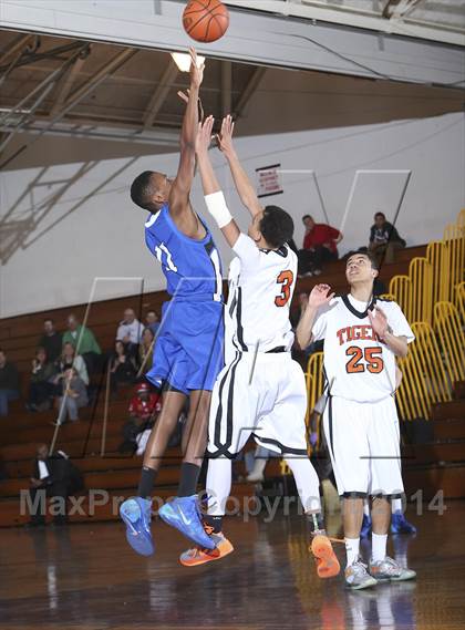 Thumbnail 3 in Edgemont vs. Tuckahoe (Coaches vs Cancer Classic) photogallery.