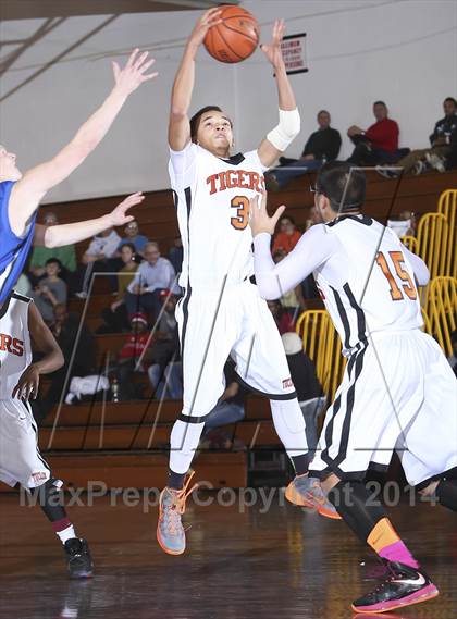 Thumbnail 1 in Edgemont vs. Tuckahoe (Coaches vs Cancer Classic) photogallery.