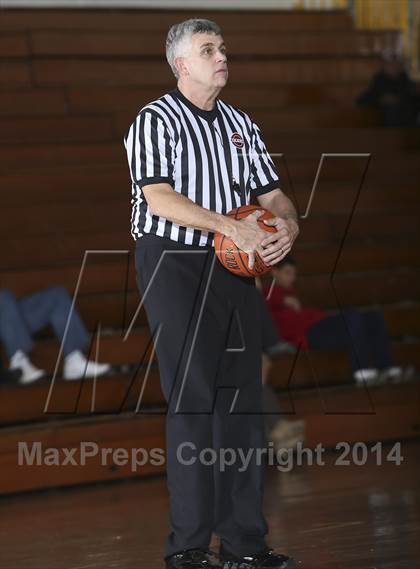 Thumbnail 3 in Edgemont vs. Tuckahoe (Coaches vs Cancer Classic) photogallery.