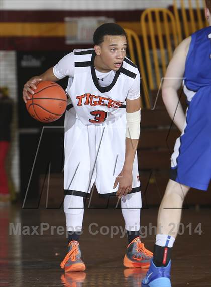 Thumbnail 3 in Edgemont vs. Tuckahoe (Coaches vs Cancer Classic) photogallery.