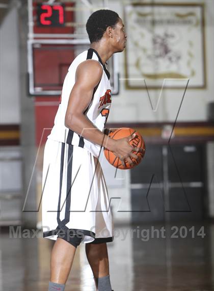 Thumbnail 2 in Edgemont vs. Tuckahoe (Coaches vs Cancer Classic) photogallery.