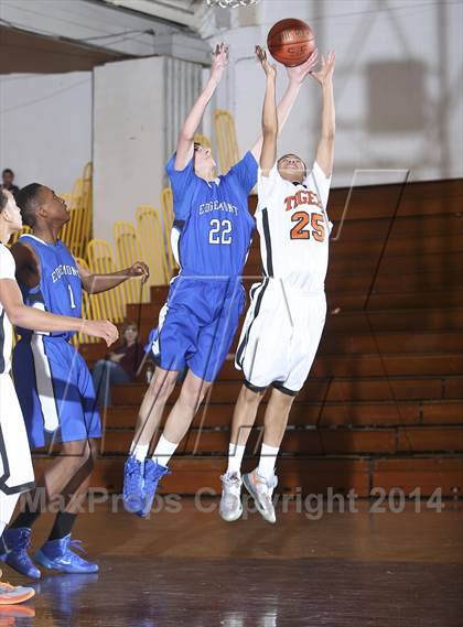 Thumbnail 3 in Edgemont vs. Tuckahoe (Coaches vs Cancer Classic) photogallery.