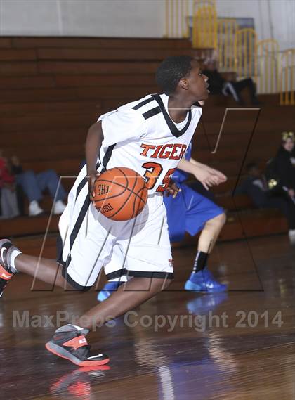 Thumbnail 1 in Edgemont vs. Tuckahoe (Coaches vs Cancer Classic) photogallery.